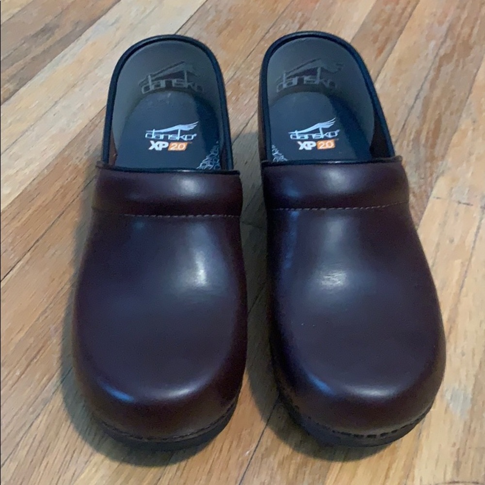 Dansko XP 2.0 brown leather clogs size 39